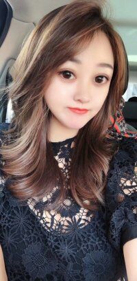 二十多岁，年轻漂亮，还很可爱